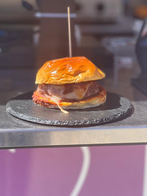-	Caja selva divertida<br/> -	Hamburguesa de cerdo o pollo Crunch con o sin queso y salsa a elegir<br/> -	Patatas fritas con salsa a elegir