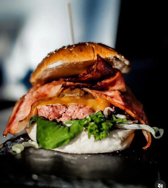  -	Pan brioche 15% mantequilla<br/>  -	Ensalada gourmet<br/>  -	Carne de cerdo ibérico extremeño<br/>  -	Queso cheddar fundido<br/>  -	Salsa barbacoa<br/>  -	Cebolla Crunch<br/>  -	Loncha de beicon tostado