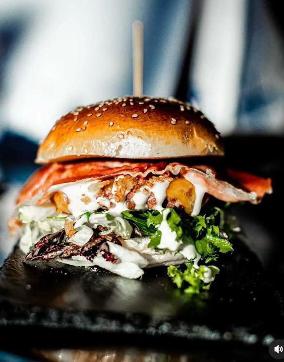 -	Pan brioche 15% mantequilla<br/>  -	Ensalada gourmet<br/>  -	Pollo Crunch<br/>  -	Queso cheddar fundido<br/>  -	Salsa mostaza y miel suave<br/>  -	Cebolla Crunch<br/>  -	Loncha de beicon tostado