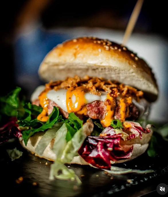  -	Pan brioche 15% mantequilla<br/>  -	Ensalada gourmet<br/>  -	Carne de cerdo ibérico extremeño<br/>  -	Queso Semicurado Havarti fundido<br/>  -	Salsa mojo picón o salsa cheddar artesana<br/>  -	Cebolla Crunch