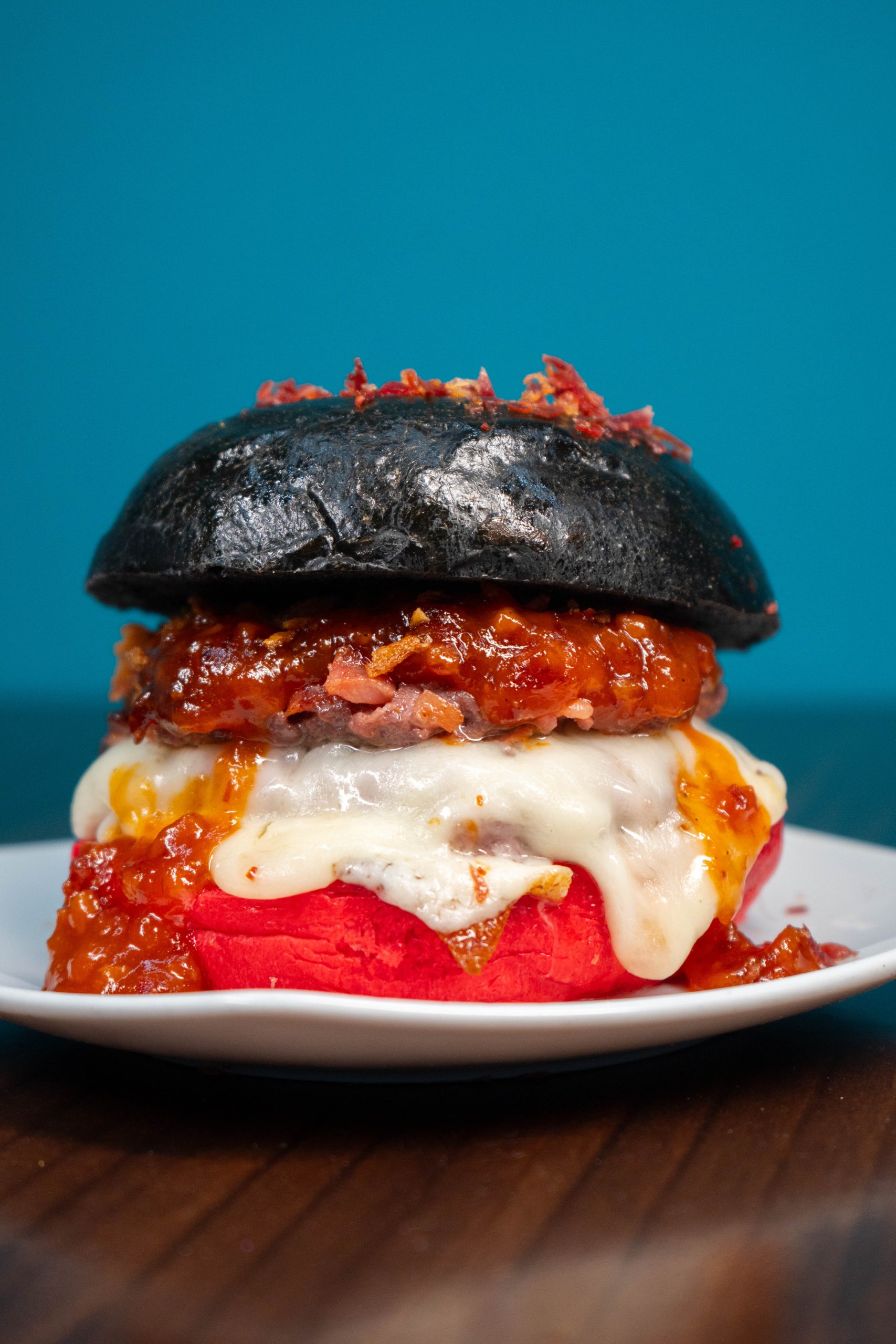 -	Pan Black brioche de mantequilla <br/>carne de ternera ibérica <br/> queso havarti superfundido  <br/> smash de bacon y carne ibérica <br/>- salsa La Gata <br/>- cebolla crunch y polvo de jamón <br/>	