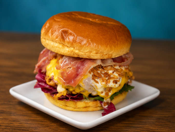  -	Pan brioche 15% mantequilla<br/>  -	Ensalada gourmet<br/>  -	Carne de cerdo ibérico extremeño<br/>  -	Queso cheddar fundido<br/>  -	Salsa miel mostaza suave<br/>  -	Cebolla crunch<br/>  -	Loncha de jamón tostado