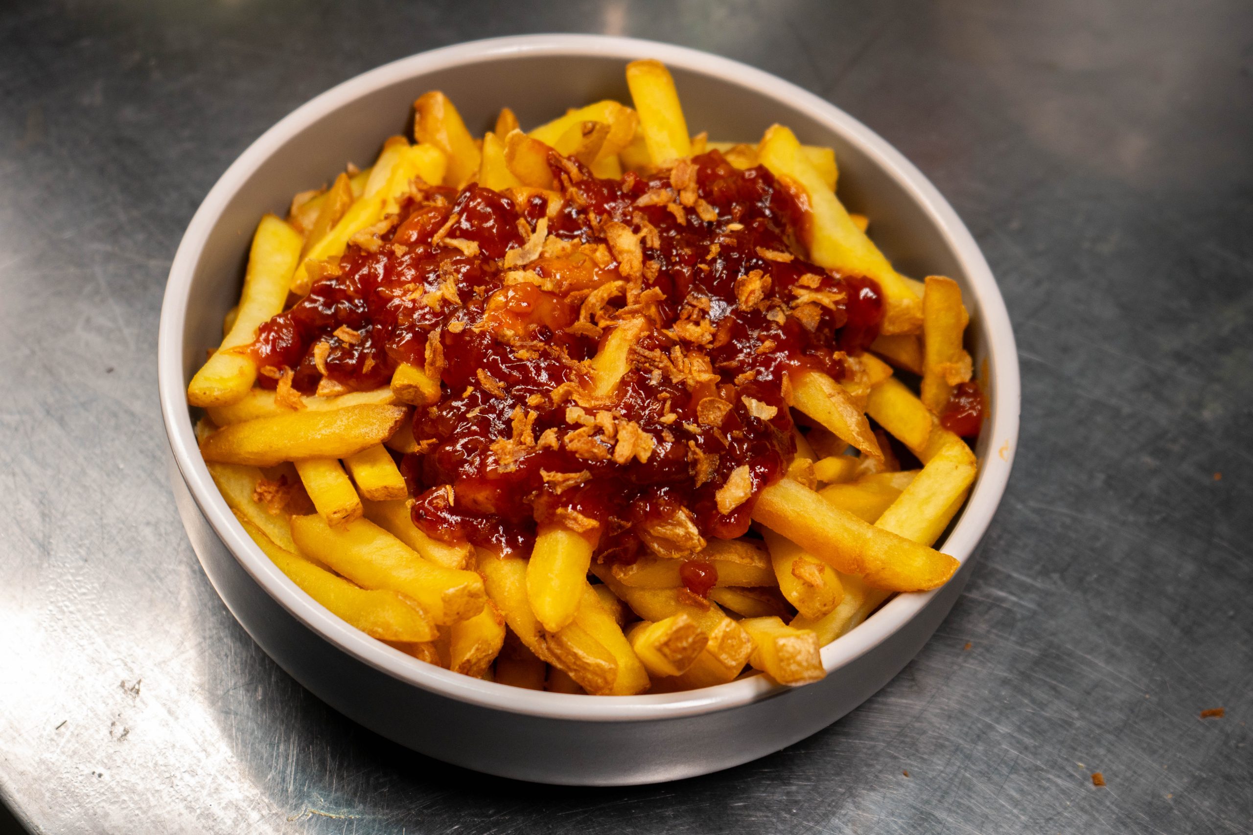 - Patatas fritas<br/>  - Salsa Dulce de bacon <br/> - Cebolla Crunch